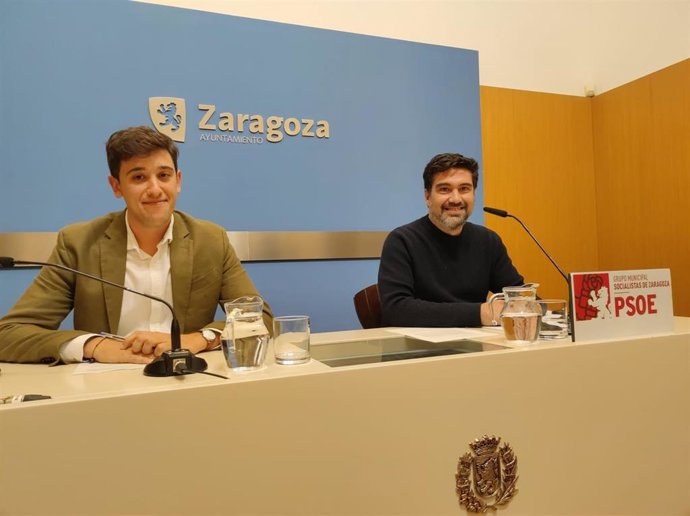 Los concejales del grupo municipal del PSOE en el Ayuntamiento de Zaragoza, Horacio Royo, y Guillermo Ortiz