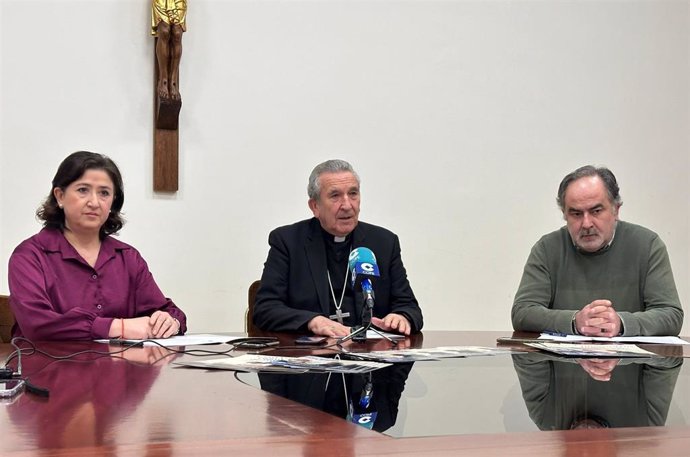 El obispo de Ciudad Real, Gerardo Melgar; el ecónomo diocesano, Jesús Álvarez, y la responsable de Administración de la Diócesis, Isabel Oviedo.