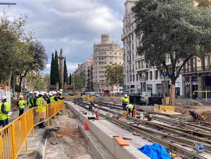 Trabajos para soldar la conexión de las vías del tranvía de Barcelona