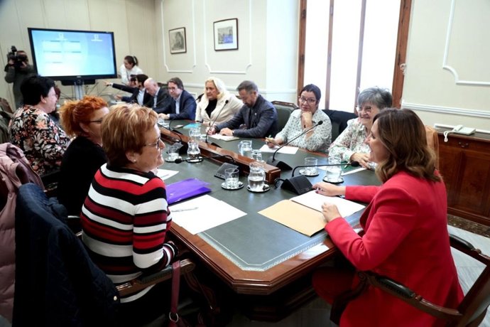 Mesa interdepartamental del Ayuntamiento con los vecinos de Orriols