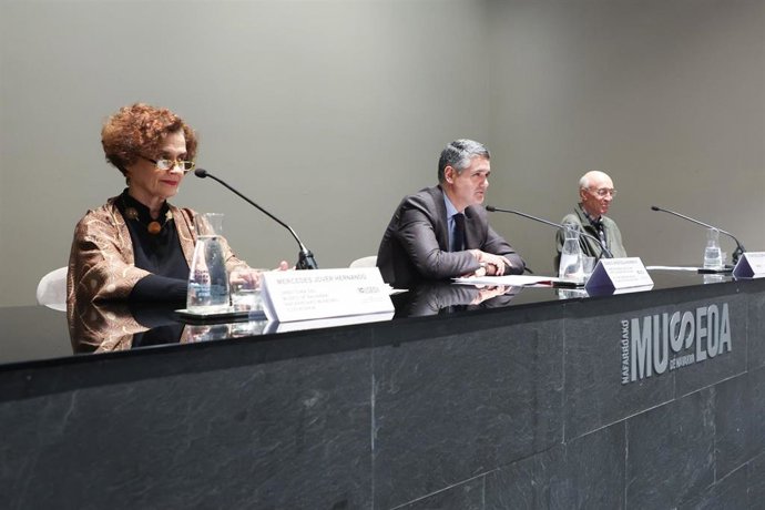 De izda. A dcha., la directora del Museo de Navarra, Mercedes Jover, el director general de Cultura, Ignacio Apezteguía y el comisario de la exposición, Francisco Zubiaur, en la presentación de la muestra
