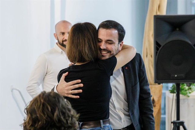 Archivo - El coordinador de Izquierda Unida (IU) y ministro de Consumo, Alberto Garzón, abraza a una simpatizante durante la reunión de la Coordinadora Federal de su partido, en Espacio Ecooo, a 4 de junio de 2023, en Madrid (España). 