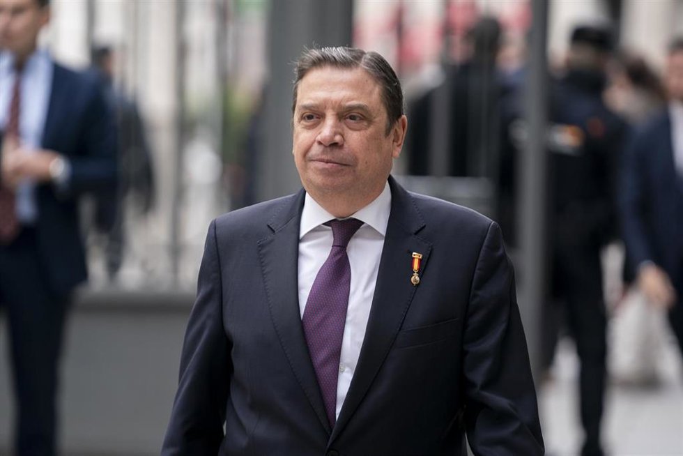El ministro de Agricultura, Pesca y Alimentación en funciones, Luis Planas, a su llegada al acto de jura de la Constitución ante las Cortes Generales, en el Congreso de los Diputados, a 31 de octubre de 2023, en Madrid (España). 