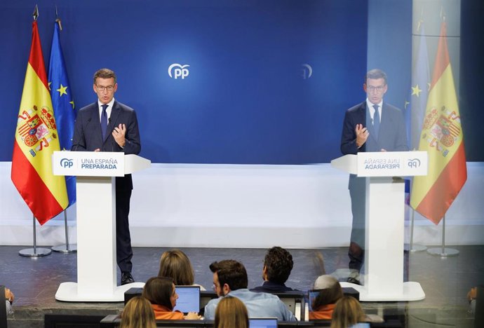Archivo - El presidente del PP, Alberto Núñez Feijóo, durante una rueda de prensa en la sede nacional del Partido Popular, en la calle Génova, a 29 de mayo de 2023, en Madrid (España). 