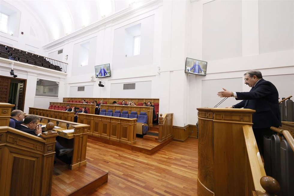 El consejero de Sanidad, Jesús Fernández Sanz, en el pleno de las Cortes