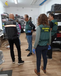 Agentes de la Guardia Civil durante la operación FARAX.