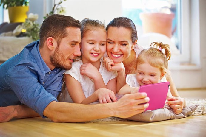 Una familia mirando una tablet