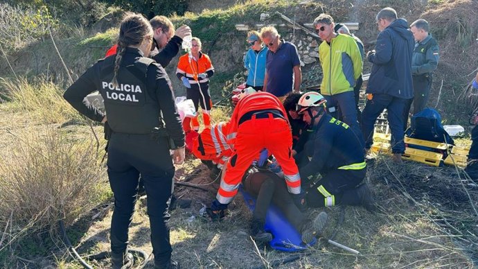 Servicios de emergencia atienden a la parapentista tras el accidente.