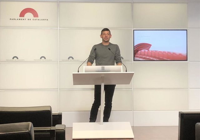 El diputado de la CUP Xavier Pellicer en una rueda de prensa en el Parlament