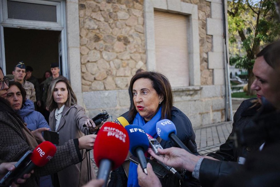 La ministra de Defensa en funciones, Margarita Robles, atiende a medios tras su visita a la Academia de Infantería del Ejército de Tierra, a 9 de noviembre de 2023, en Toledo, Castilla-La Mancha (España). Robles se ha reunido hoy con una representación 