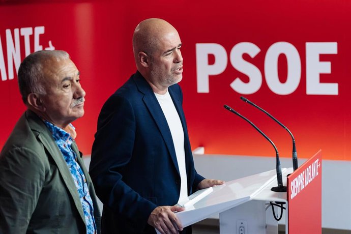 Archivo - El secretario general de la UGT, Pepe Álvarez (i), y el secretario general de CCOO, Unai Sordo (d), comparecen en una rueda de prensa tras reunirse con Pedro Sánchez, en la sede del PSOE, a 9 de octubre de 2023, en Madrid (España).