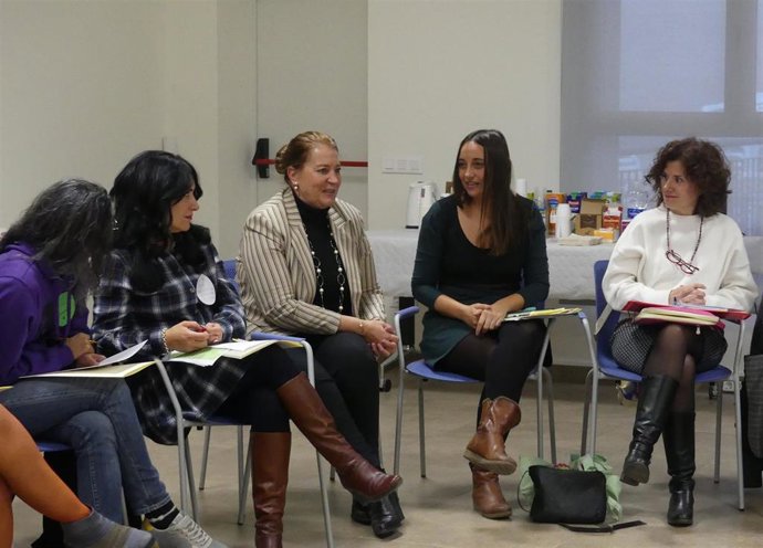 La concejala de Calidad de Vida, Llanos Navarro, con los integrantes del Proyecto Yo soy Franciscanos'.