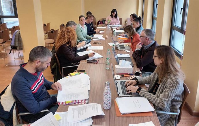 La Consejería de Educación ha presentado a las organizaciones sindicales que integran la Junta de Personal Docente no Universitario una propuesta de resolución para la próxima convocatoria del concurso de traslados