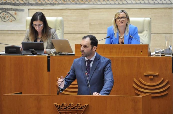 El diputado de Vox Álvaro Sánchez-Ocaña, en el pleno de la Asamblea de Extremadura