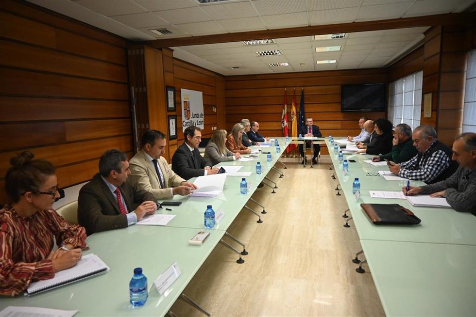 Reunión del consejero de Agricultura, Ganadería y Desarrollo Rural, Gerardo Dueñas, con representantes de las OPA.