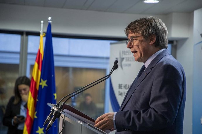 El expresidente de la Generalitat y eurodiputado de Junts, Carles Puigdemont, comparece en una rueda de prensa para explicar los detalles del acuerdo de investidura con el PSOE, en el Parlamento Europeo, a 9 de noviembre de 2023, en Bruselas (Bélgica). 