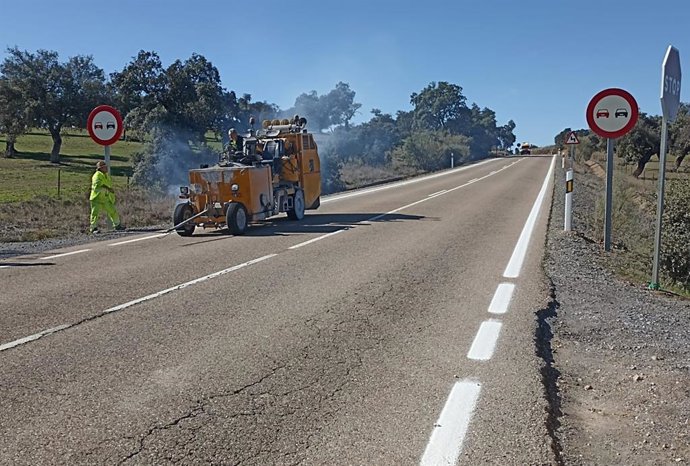 Labores de repintado de la señalización horizonal en la A-430, de Villanueva del Duque a Peñarroya-Pueblonuevo.