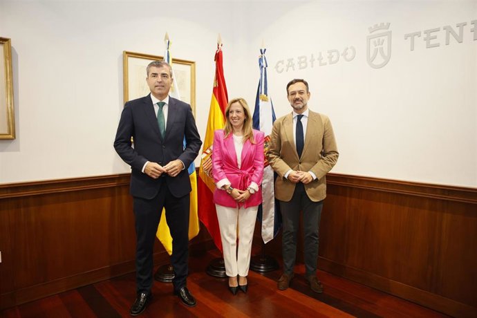 La presidenta del Cabildo, Rosa Dávila, y el vicepresidente, Lope Afonso, recibieron hoy jueves en el Palacio Insular al vicepresidente y consejero de Economía, Comercio e Industria del Gobierno de Canarias, Manuel Domínguez