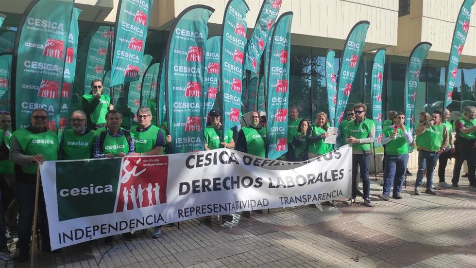 Cesica anuncia una concentración de trabajadores de Unicaja Banco por el "desfase salarial" de la plantilla.