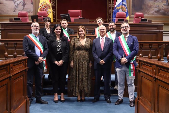 La presidenta del Parlamento de Canarias, Astrid Pérez, con una delegación de políticos de Cerdeña