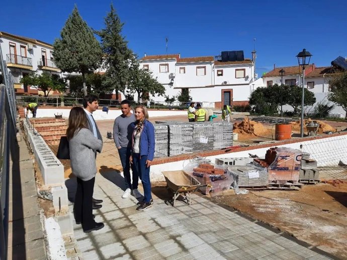 Imagen de la visita de la subdelegada del Gobierno en Huelva, Manuela Parralo, en su visita a Calañas.