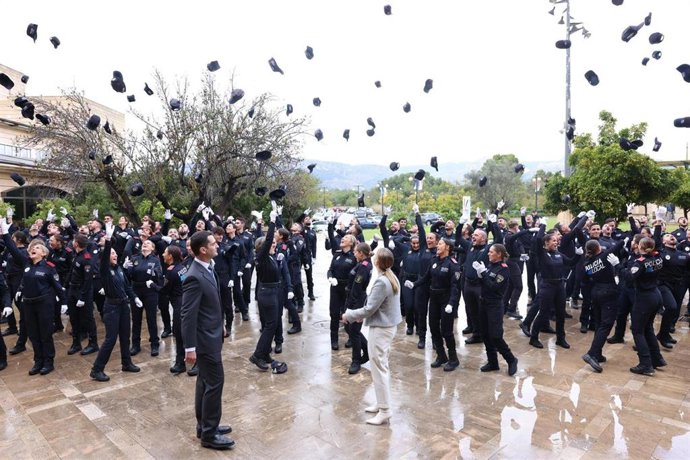 Acto de clausura y entrega de los diplomas al centenar de alumnos de la 44 promoción del curso básico de Policía Local de la CAIB.