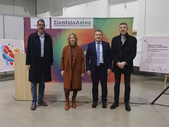 El alcalde de San Sebastián, Eneko Goia, la diputada general de Gipuzkoa, Eider Mendoza, y representantes de la UPV/EHU en la inauguración de Zientzia Astea