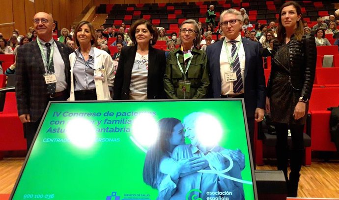 José Antonio Vega, decano de la Facultad de Medicina; Beatriz López Ponga, gerente del área sanitaria IV;  Concepción  Saavedra, consejera de Salud; Yolanda Calero, presidenta de la Asociación Española  de Lucha contra el Cáncer en Asturias; Pedro José 
