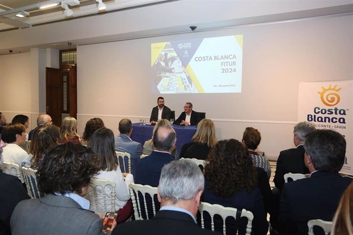 El presidente de la Diputación de Alicante, Toni Pérez, y el director del Patronato de Turismo Costa Blanca, José Mancebo, en una reunión con alcaldes sobre Fitur 2024.