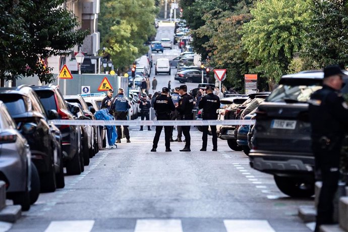 Agentes de Policía Nacional y Municipal en la zona donde se ha disparado al exlíder del Partido Popular de Cataluña y cofundador de Vox, Alejo Vidal-Quadras, a 9 de noviembre de 2023, en Madrid (España)