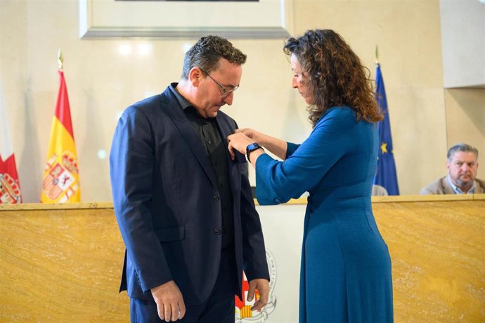 Pablo Mazuecos recibie en Escudo de Oro de la Ciudad de Almería