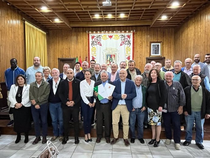 Entrega de una resolución para el uso de aguas regeneradas por parte de la comunidad de regantes de Huércal-Overa (Almería).