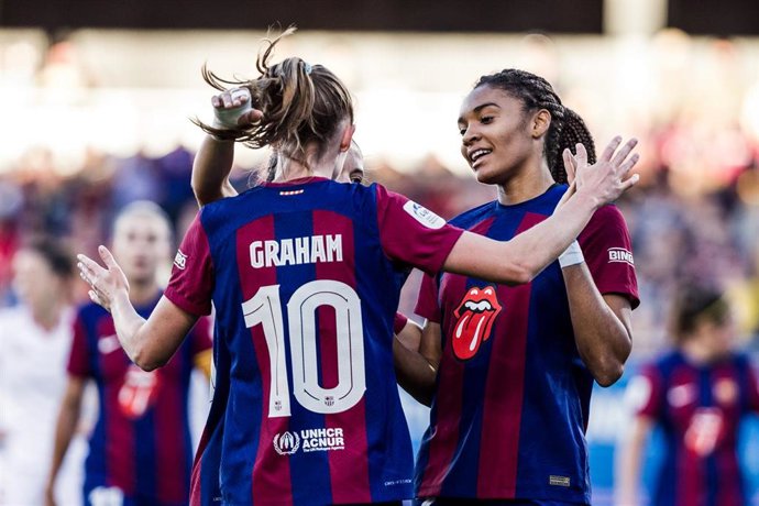 Caroline Graham Hansen celebra con Salma Paralluelo un gol del FC Barcelona ante el Sevilla en la Liga F 2023-2024