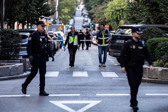 Agentes de Policía Nacional y Municipal en la zona donde se ha disparado al exlíder del Partido Popular de Cataluña y cofundador de Vox, Alejo Vidal-Quadra  