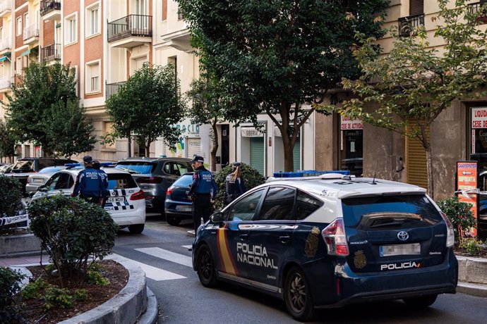 Coches de la Policía Nacional en la zona donde se ha disparado al exlíder del Partido Popular de Cataluña y cofundador de Vox, Alejo Vidal-Quadras, a 9 de noviembre de 2023, en Madrid (España)