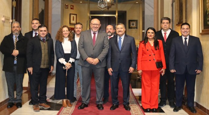 Autoridades académicas de ambas universidades tras la firma del convenio.