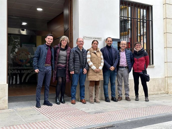 Sebastián Perez (3 dcha.), junto a diputados provinciales y otros cargos públicos y orgánicos de IU, ante el Ayuntamiento de Doña Mencía.