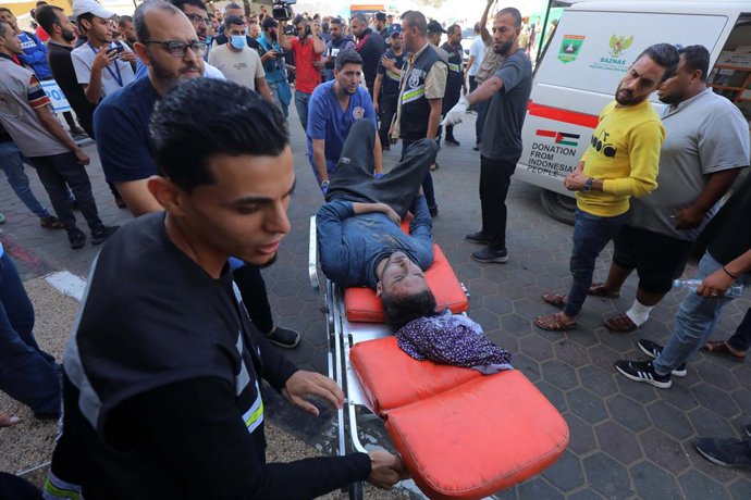 November 9, 2023, Dair El-Balah, Gaza Strip, Palestinian Territory: Injured Palestinians are brought to a hospital following an Israeli strike in Dair El-Balah in the Central Gaza Strip on November 9, 2023, amid ongoing battles between Israel and the Pa