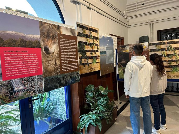 Visitantes de la la exposición 'Espacios Naturales del Ministerio de Defensa'.