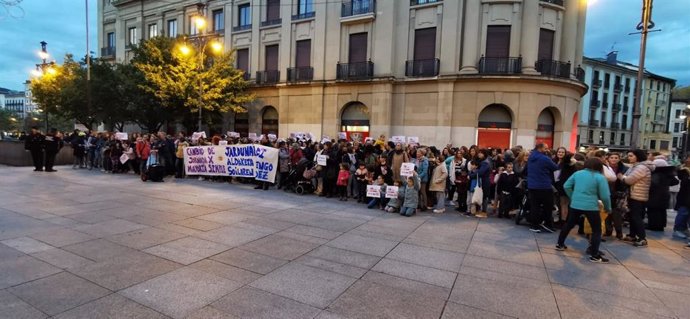 Concentraciones en Pamplon contra la nueva orden foral que regula la jornada escolar.