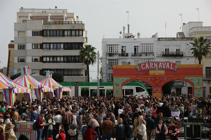 Archivo - La Plaza del Rey de San Fernando (Cádiz) lleno de público en uno de los días de programación del carnaval de 2023