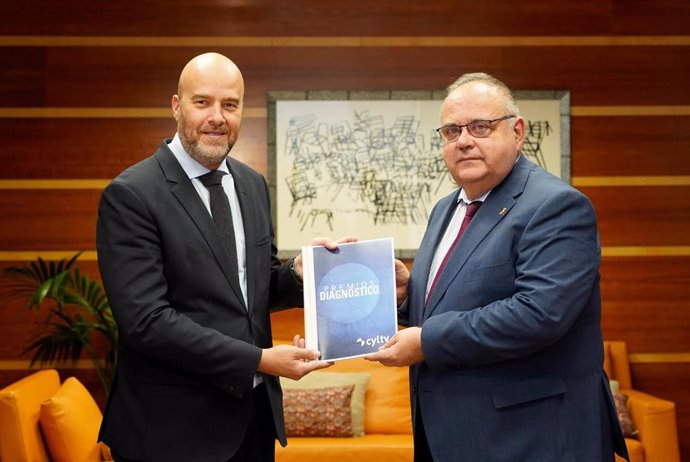 Jorge Losada (izda) junto al consejero de Sanidad en CyL, Alejandro Vázquez.