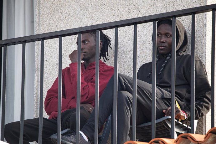 Varios migrantes procedentes de Canarias en una de las terrazas del hotel Baixamar, a 9 de noviembre de 2023, en Sanxenxo, Pontevedra, Galicia (España). El grupo de migrantes subsaharianos procedentes de las islas Canarias, en el marco de la acción huma