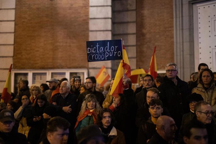 Decenas de manifestantes con banderas de España, durante la concentración en contra de la amnistía, en la sede del PSOE en la calle Ferraz, a 8 de noviembre de 2023, en Madrid (España). Ya son varias las jornadas en las que los manifestantes se han orga