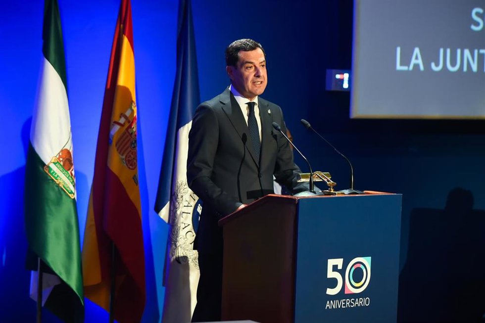 El presidente andaluz, Juanma Moreno, en el acto de entrega de la medalla de oro de la Universidad de Málaga a la Junta de Andalucía.