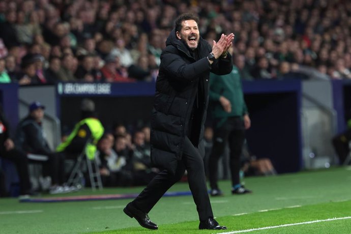 07 November 2023, Spain, Madrid: Atletico Madrid head coach Diego Simeone shouts at his players from the touchline during the UEFA Champions League Group E soccer match between Atletico de Madrid and Celtic at the Estadio Metropolitano. Photo: Isabel Infa