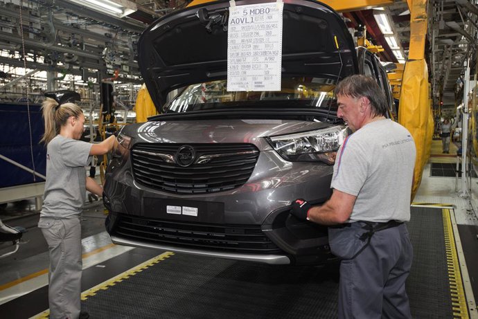 Archivo - Producción del Opel Combo en la planta del Grupo PSA en Vigo