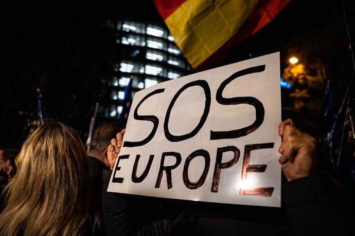 Una persona sujeta un cartel en el que se lee: 'SOS Europa' durante una manifestación contra la amnistía frente al Parlamento Europeo, a 9 de noviembre de 2023, en Madrid (España). La protesta ha sido convocada por Libertad sin Ira, Pie en Pared, Sha Aca