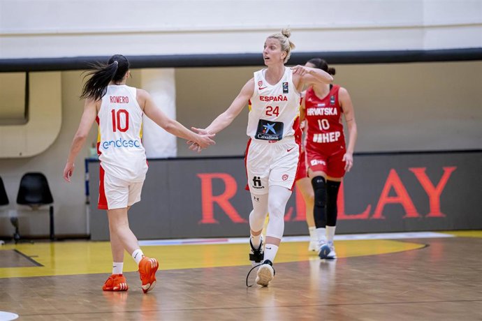 Laura Gil celebra una canasta con Leticia Romero en el Croacia-España de clasificación para el Eurobasket 2025