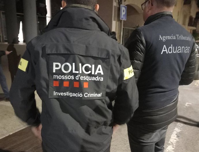 Imagen de recurso de un agente de los Mossos d'Esquadra junto a otro de la Vigilancia Aduanera de la Agencia Tributaria